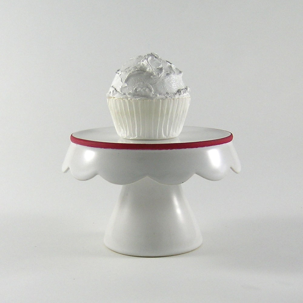 Ceramic Cupcake Stand with Scallop Edge in White with Red Rib