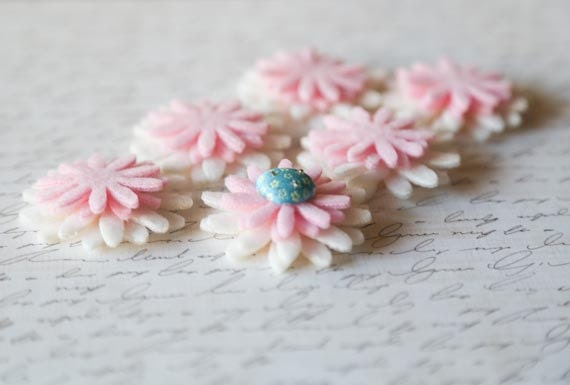 6 felt daisies (24 pieces)