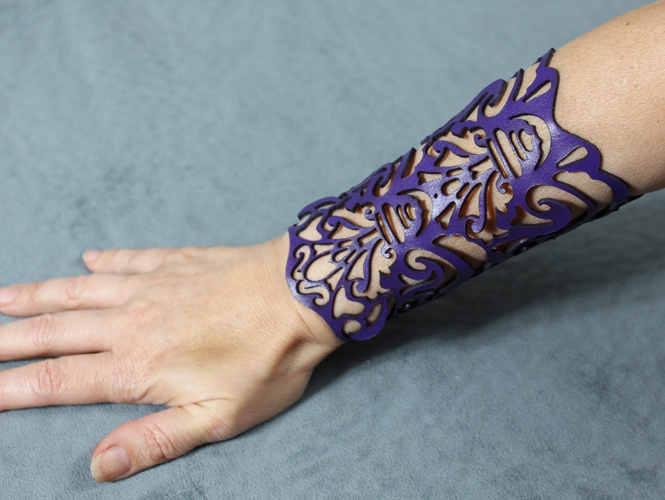 Cuff "Victorian" in violet leather 5-3/4" wrist