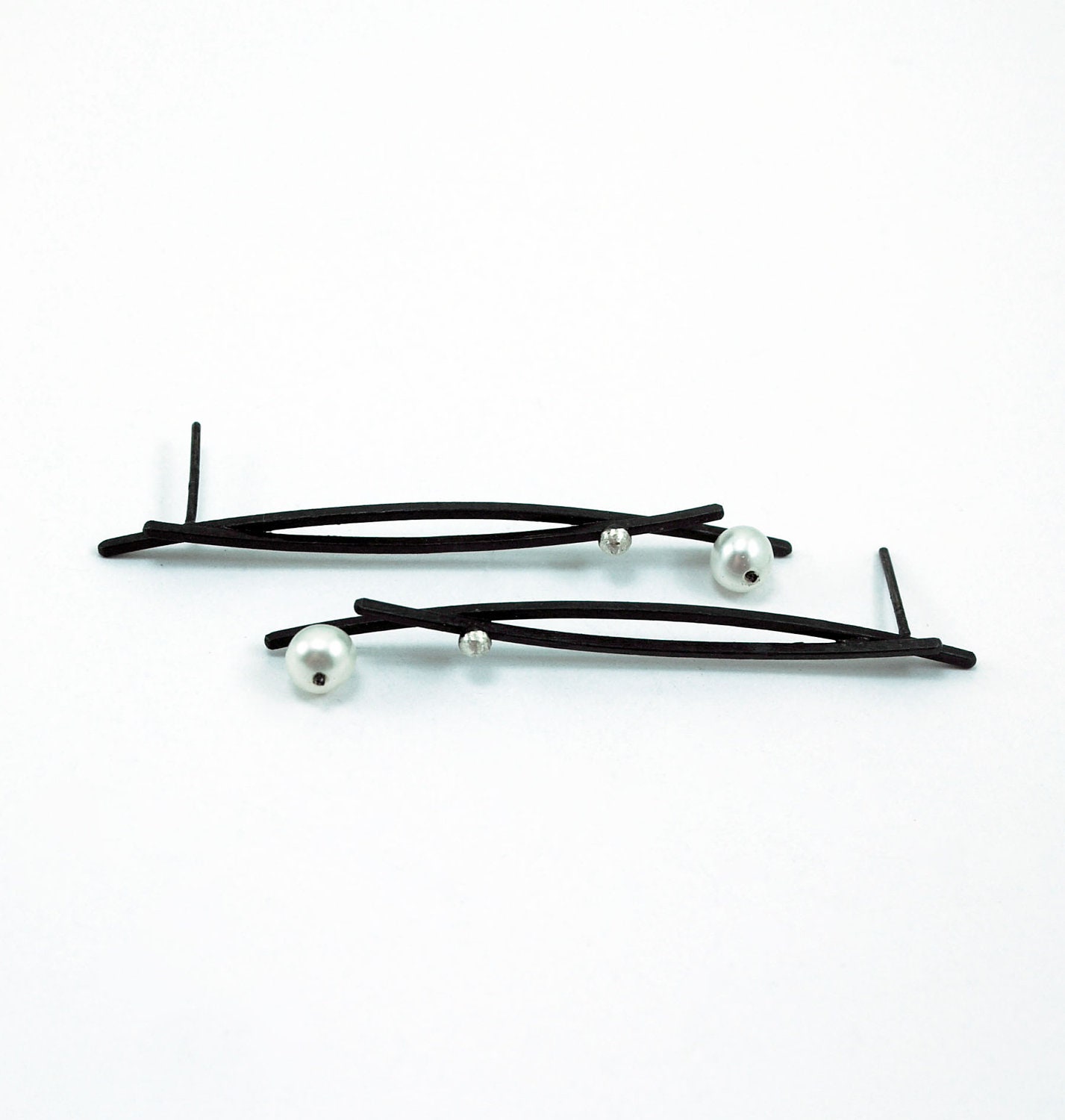 Oxidized Sterling Silver Earrings. Cultured Pearls. Black. Post. EL VIEJO BALANCIN 9 Earrings. Handmade by Maria Goti Joyas.