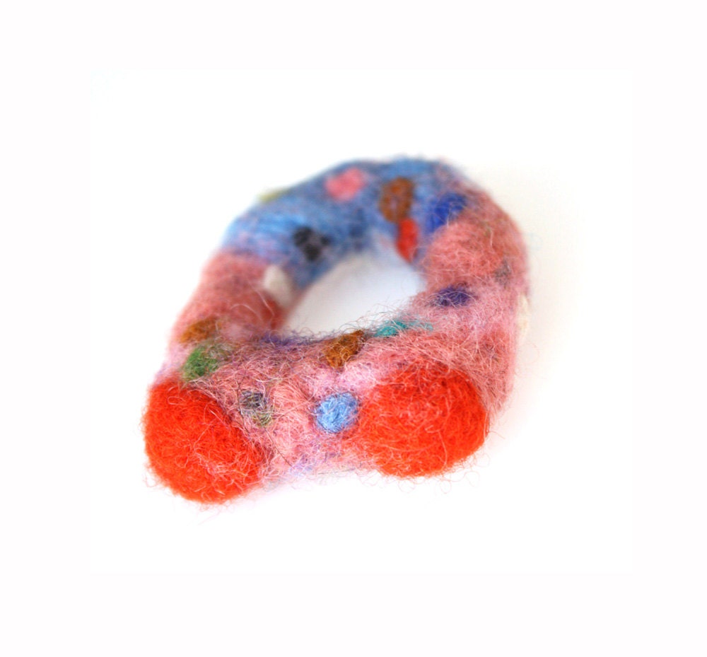 Statement Ring for your Party, unusual handmade jewelry, OOAK ring, made of wool, felted, cocktail ring, horeshoe, alien, red pink blue