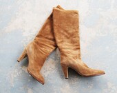 vintage 70s Boots - Knee High Boots - Beige Suede Slouch Boots Sz 7 - jessamity
