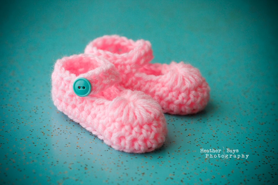Crocheted Baby Shoes. Vibrant Pink Mary Janes with Vintage Turquoise Blue Buttons. 3 to 6 months.