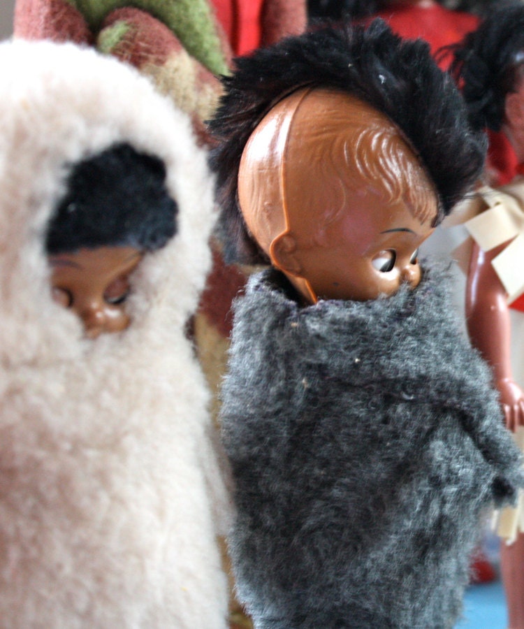 NaTiVe AmeRiCaN DoLL PaiR . Winter Clothed Children Figures . Collectibles .
