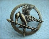 MOCKINGJAY PIN - Hunger Games Inspired Brooch Pin With Symbolic Mockingjay and Arrow Katniss Everdeen Peeta Catching Fire Arena Rebellion