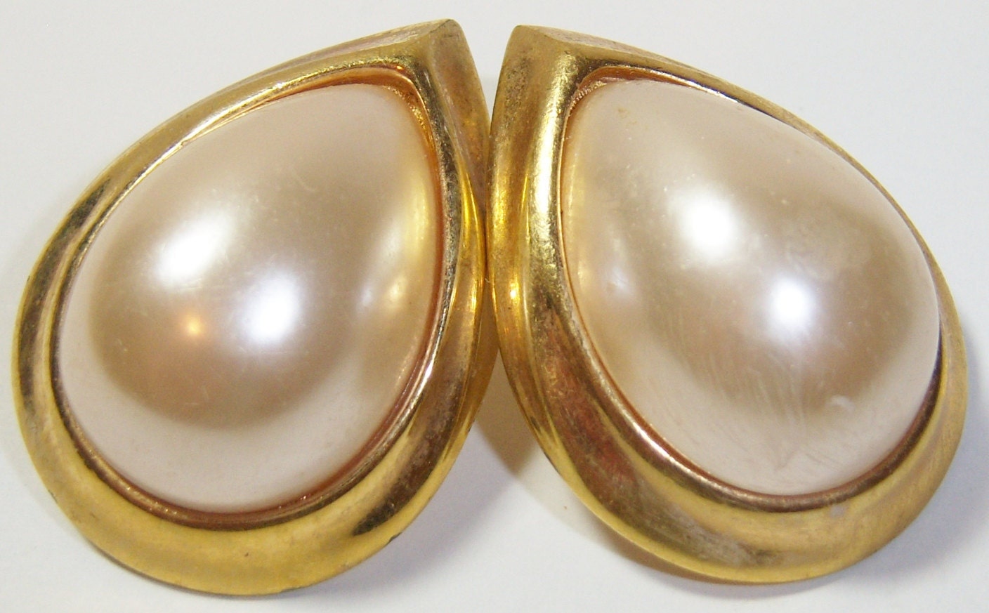 vintage large white and gold tone teardrop pierced earrings