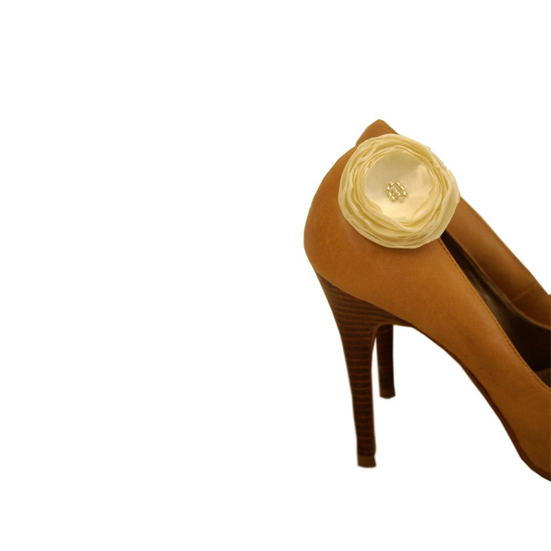 Bridal Shoe Clips in Ivory - Bridal Flower Shoe Clips, Bridal Ivory Shoe Clips or CUSTOM COLOR. Winter Wedding