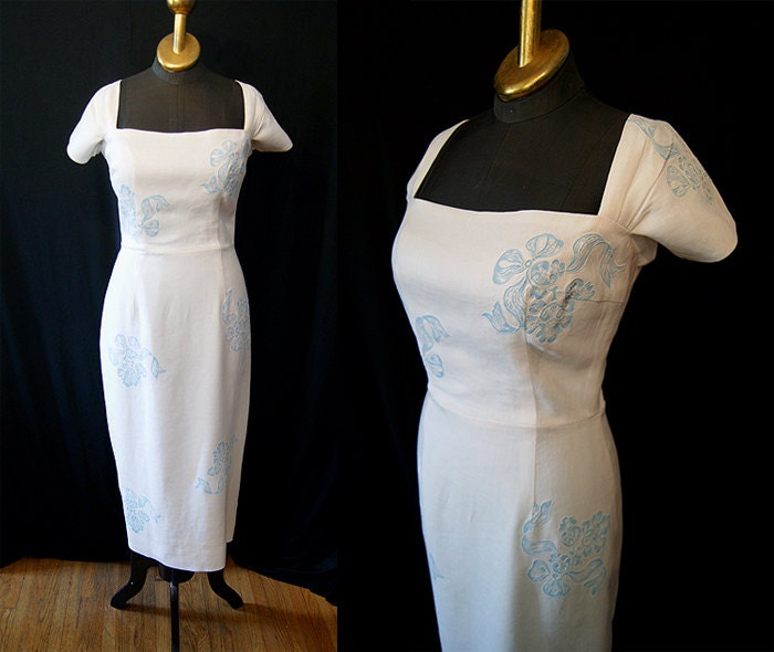 Chic 1950's dead stock white linen wiggle cocktail dress with blue floral accents summer rockabilly vlv - size Medium