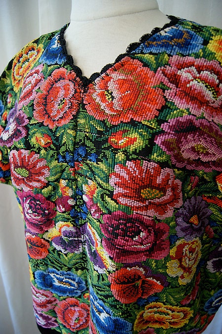 Wonderful vintage Mexican huipil hand loomed top with bright floral pattern - size XXL