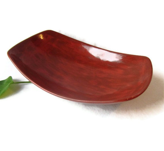 Curved Centerpiece Serving Bowl in Warm Red