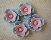 4PCS - Shabby Daffodil Cabochons - Resin - Pink on Blue - 12mm - Cabochons by ZARDENIA