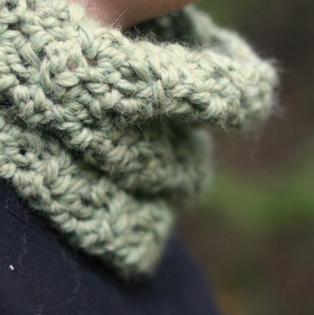 Beautiful Simple Textured Crochet Cowl Pattern