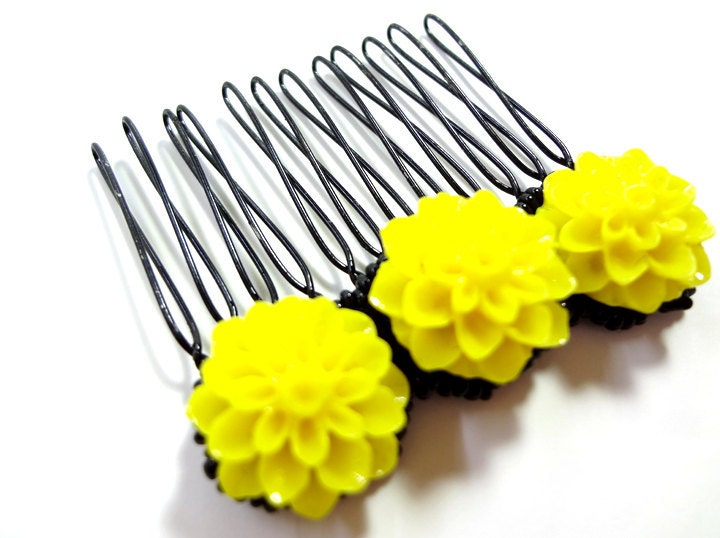 Bright Yellow and Black Flower Comb - MegansBeadedDesigns