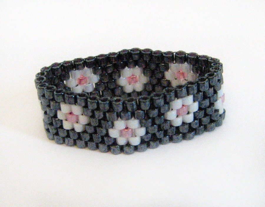 Daisy Chain ring -  delica beads, peyote, flower, custom size