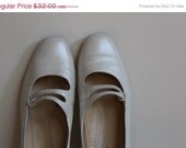 SUMMER SALE 30% OFF Vintage Mary Jane Heels  /  Pearl Leather Kitten Heels  /  Vintage 80s Trotters  /  7 or 7.5
