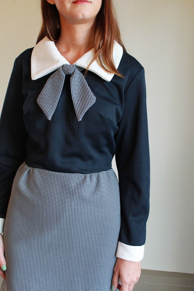 Vintage 70s Secretary Dress   /   Mini 1970s Mod Ascot Dress  /  Medium