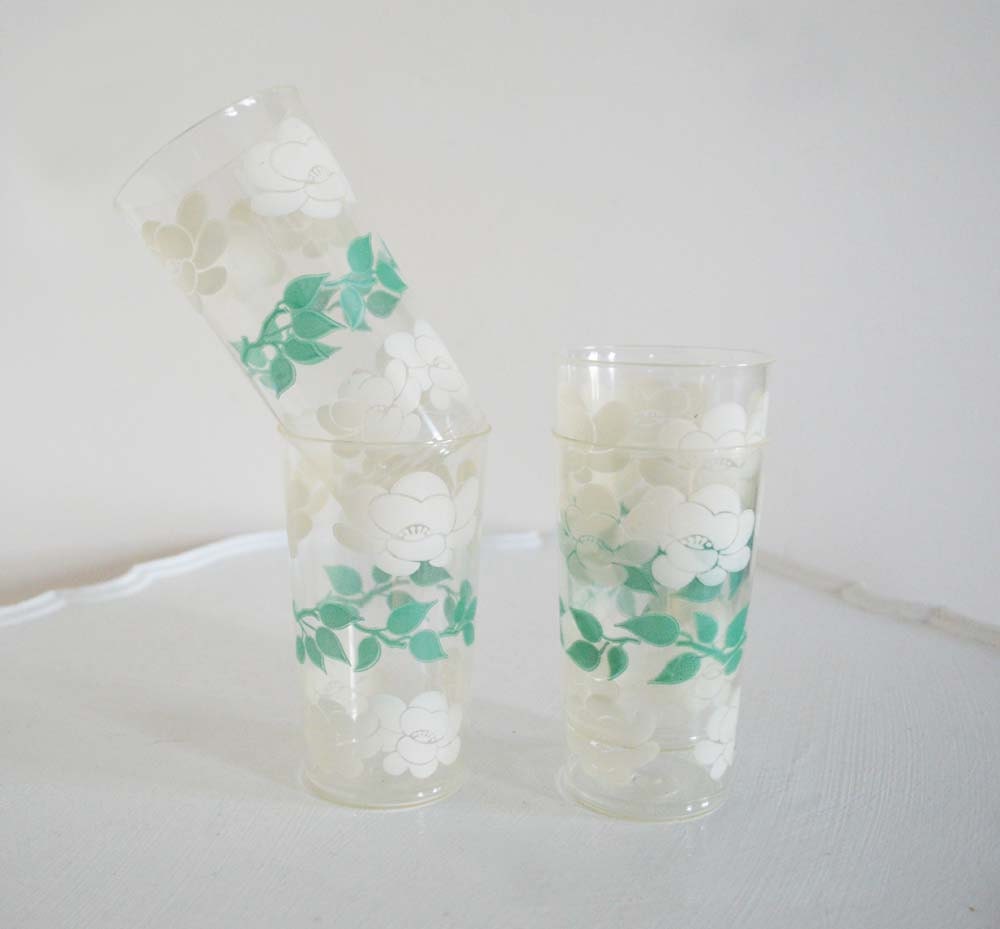 Pretty Set of 4 Vintage Flower Plastic Cups Drinking Glasses Clear White Green Farmhouse Country Cottage Decor Outdoor Entertaining