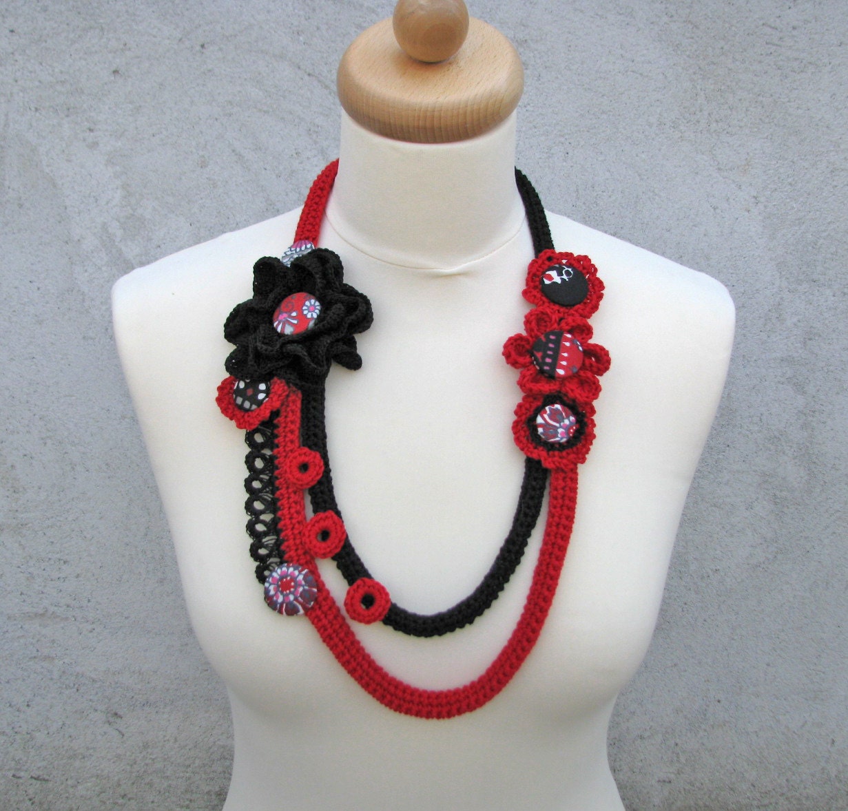 Hand crochet necklace black/red