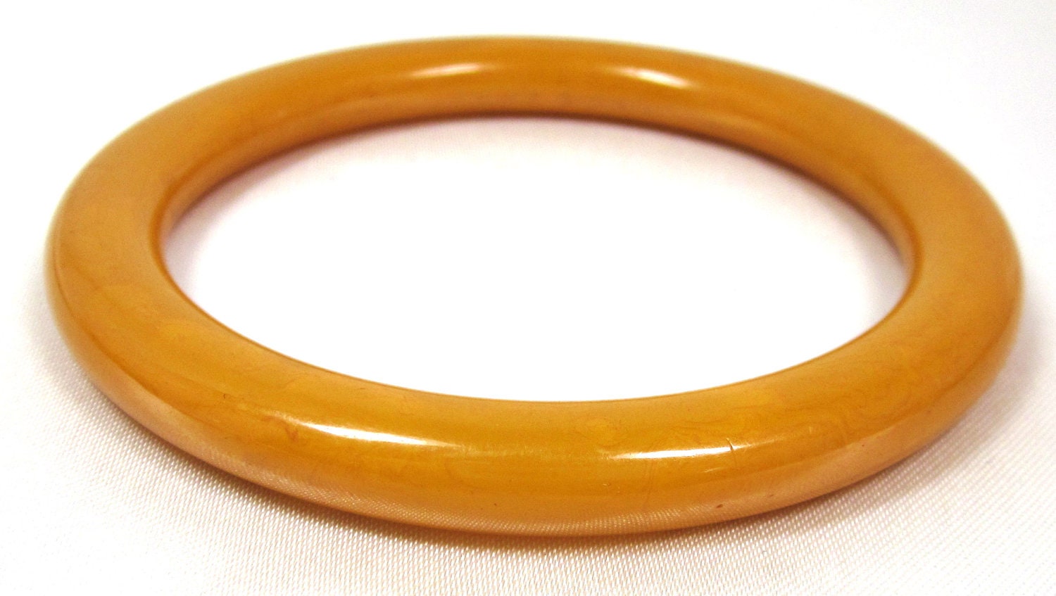 Vintage Chunky Butterscotch and Yellow Marbled BAKELITE Bangle Bracelet