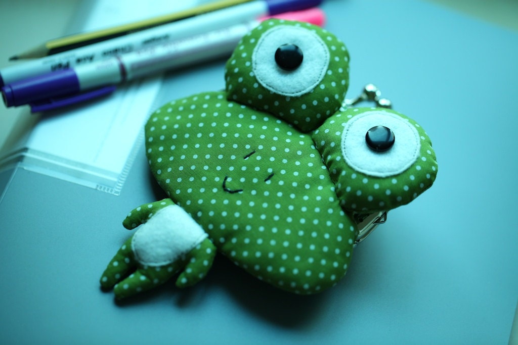 Little green frog clutch purse