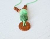 The Best Babywearing Necklace by KangarooCare - green in all apple wood