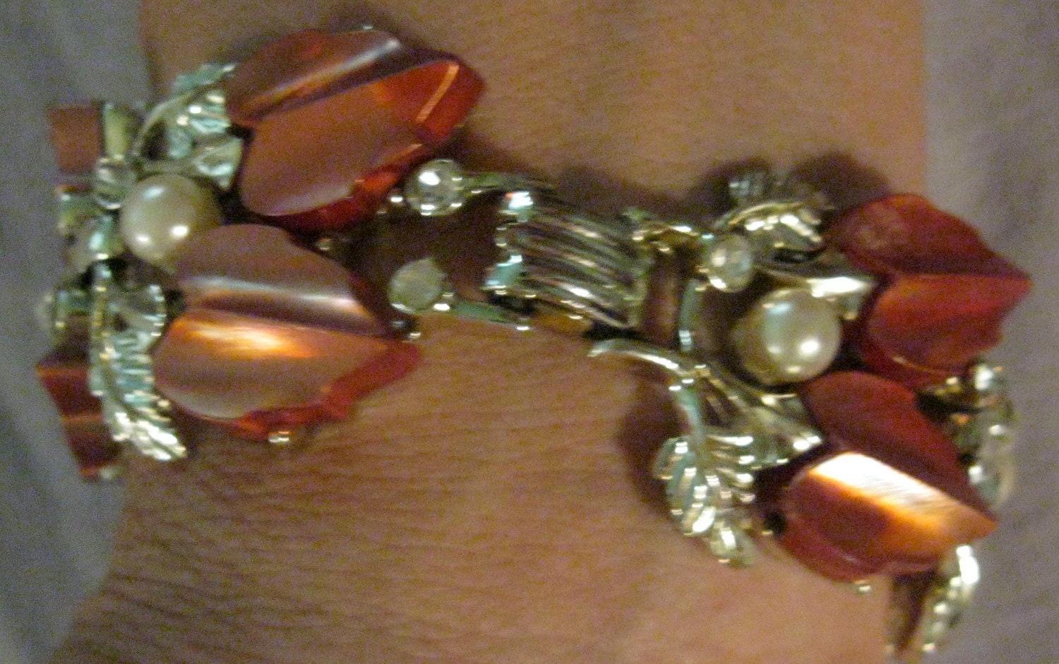 Vintage Rhinestone, Pearl, Leaf Bracelet / Plastic Copper Color Leaves / So Pretty