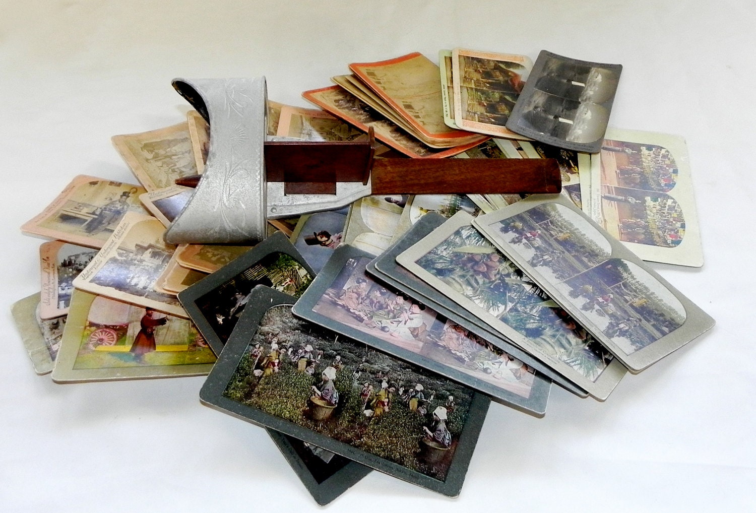 antique stereoviewer by underwood & underwood with 48 stereoview cards