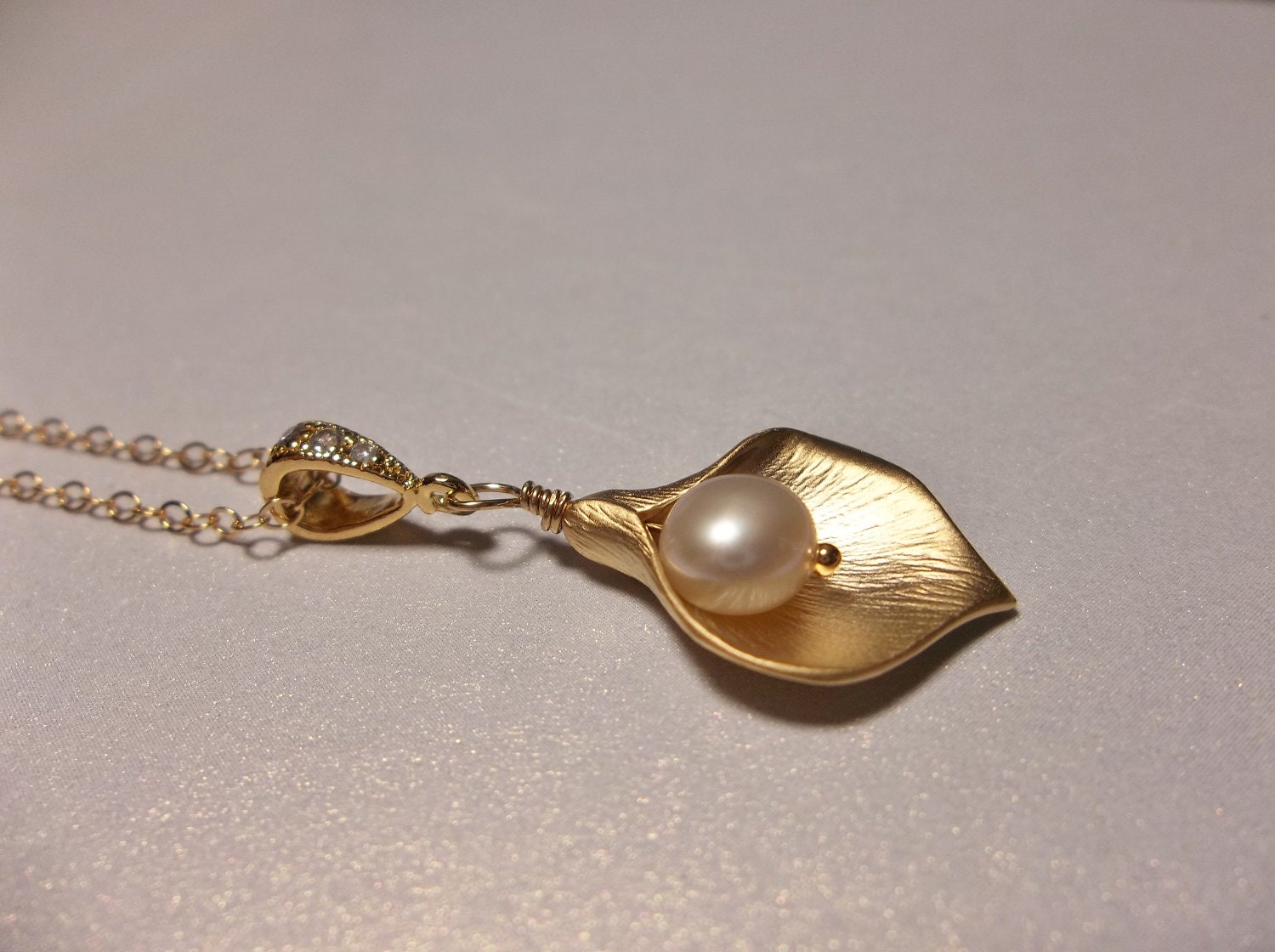 Bridal jewelry - Gold Calla Lily Necklace - Gold filled neckchain - Freshwater Pearl - Classic Beauty -