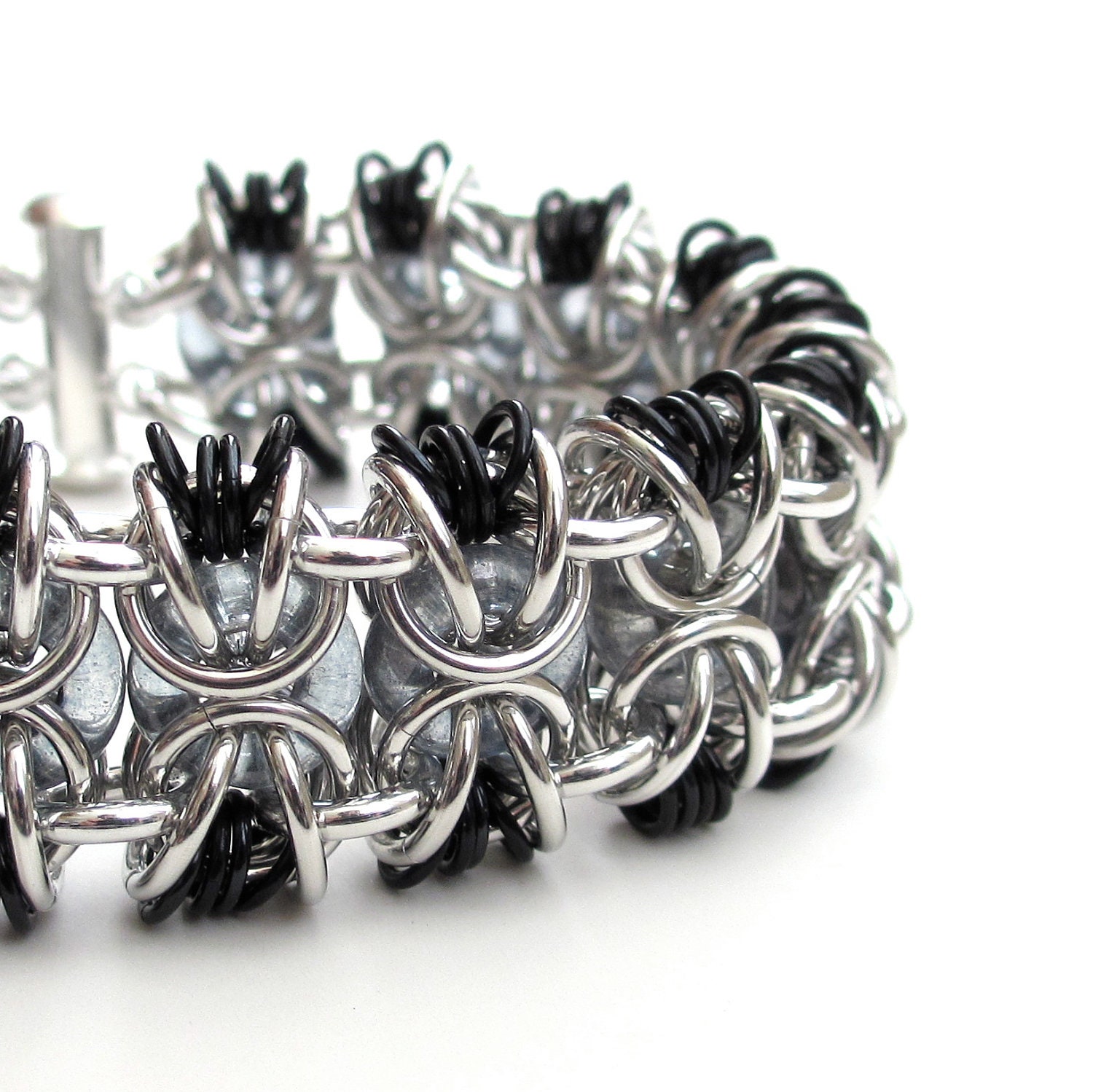 Chainmail bracelet in gray, black and silver