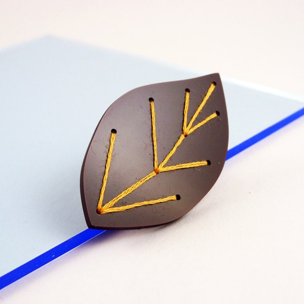 Embroidered Acrylic Leaf Brooch (Brown)