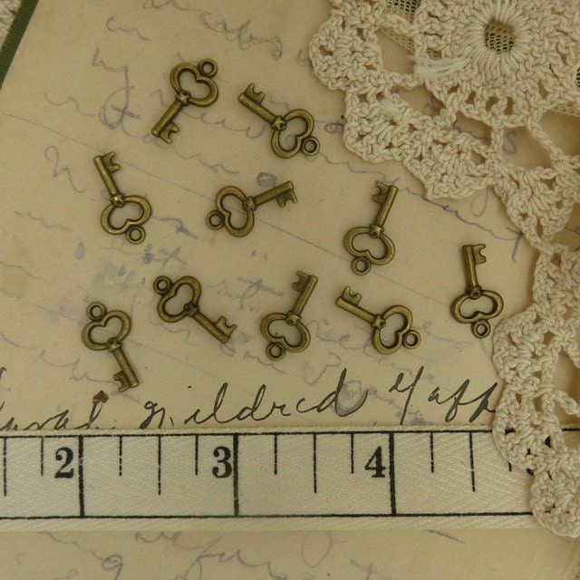 10 tiny aged brass / bronze keys size 15 mm x 8 mm