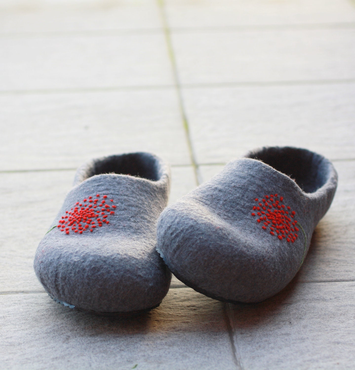 Women house shoes - felted wool slippers - Mothers day gift - grey with red dandelion