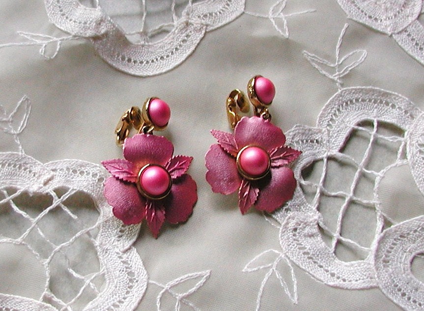 10% Discount...VINTAGE 1960s Hot Pink Flower Clipback Earrings