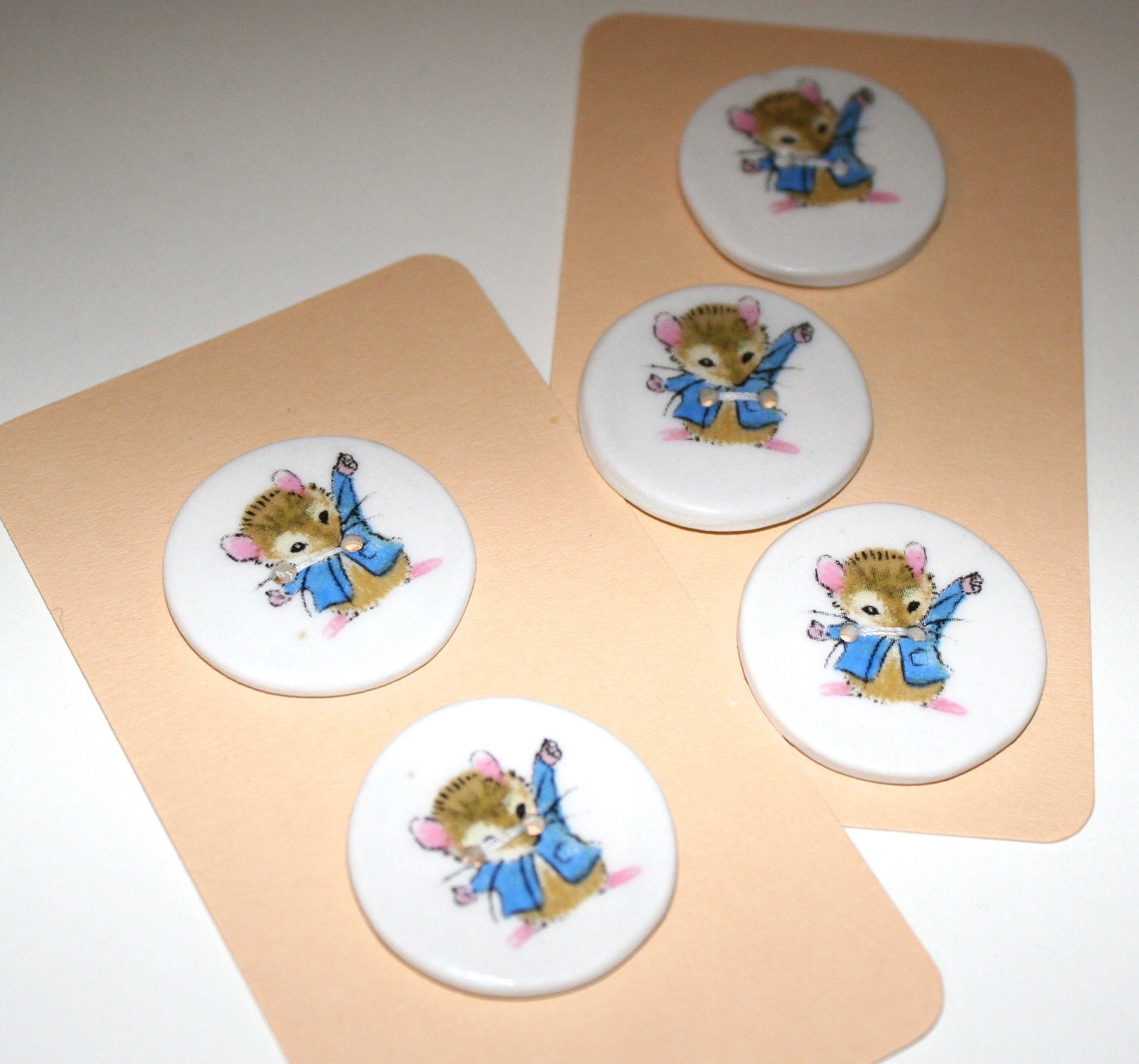Porcelain ceramic buttons, white with mouse design