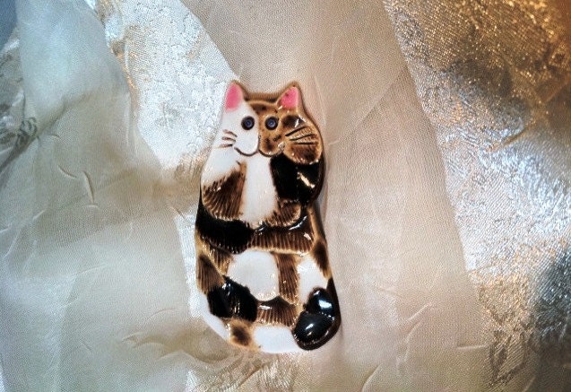 DARLING Calico Cat Brooch Vintage Estate Ceramic