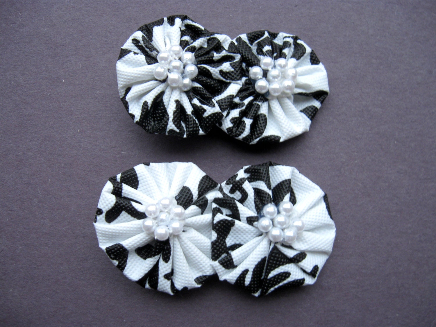 White and Black Flower Hair Clip, Girl Hair Clips, Girl Barrette, Yo Yo Hair Clip, Girls Flower Hair Bow, girls, teens, women