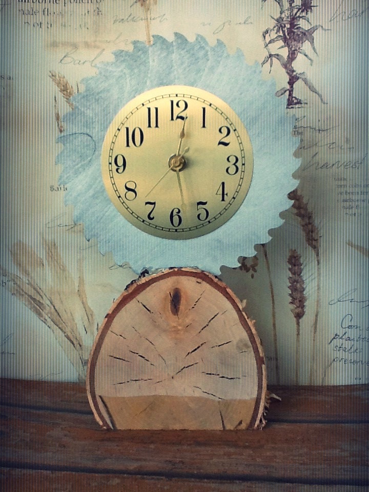 Rustic home decor clock made frm birch wood. Cabin wood saw blade