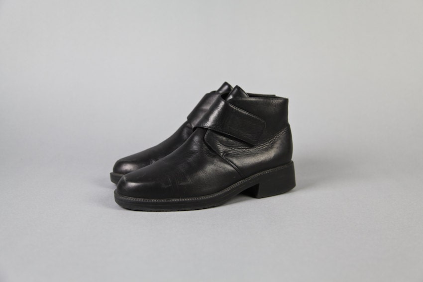 vintage shoes, 1990's black leather minimalist strap oxford boot, size 7, 37.5