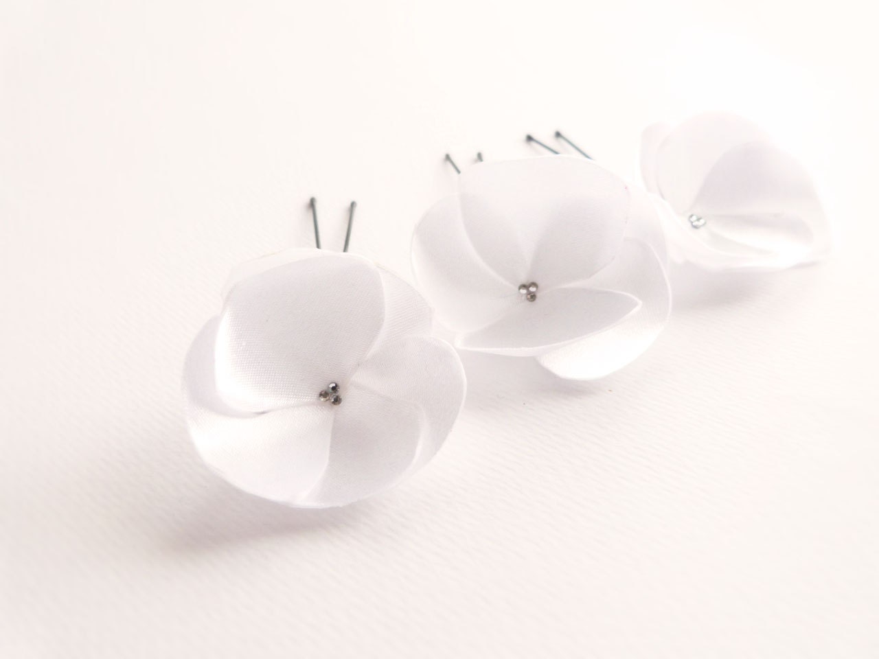 White Flowers hair pins Bridal hair accessories OOAK by Jye, Hand-made in France - Joliejye