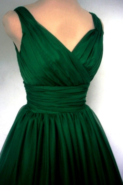 An endearing emerald green simple yet elegant 50s style cocktail dress