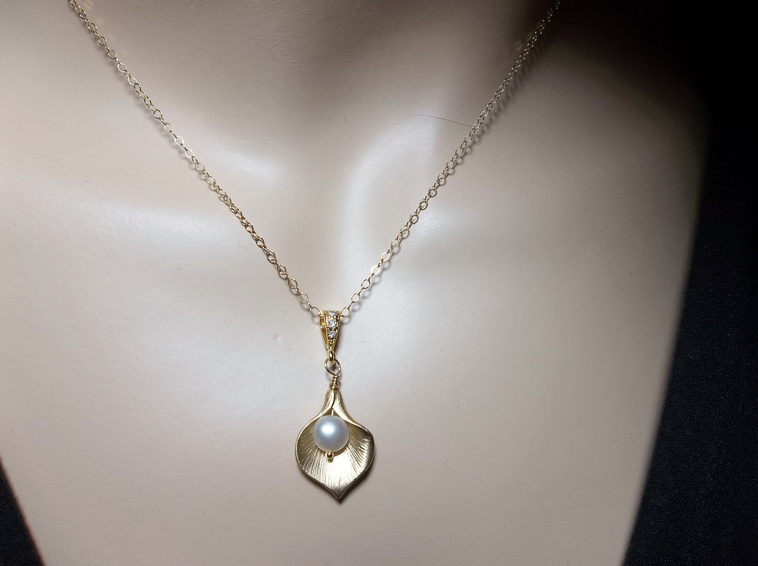 Bridal jewelry - Gold Calla Lily Necklace - Gold filled neckchain - Freshwater Pearl - Classic Beauty -
