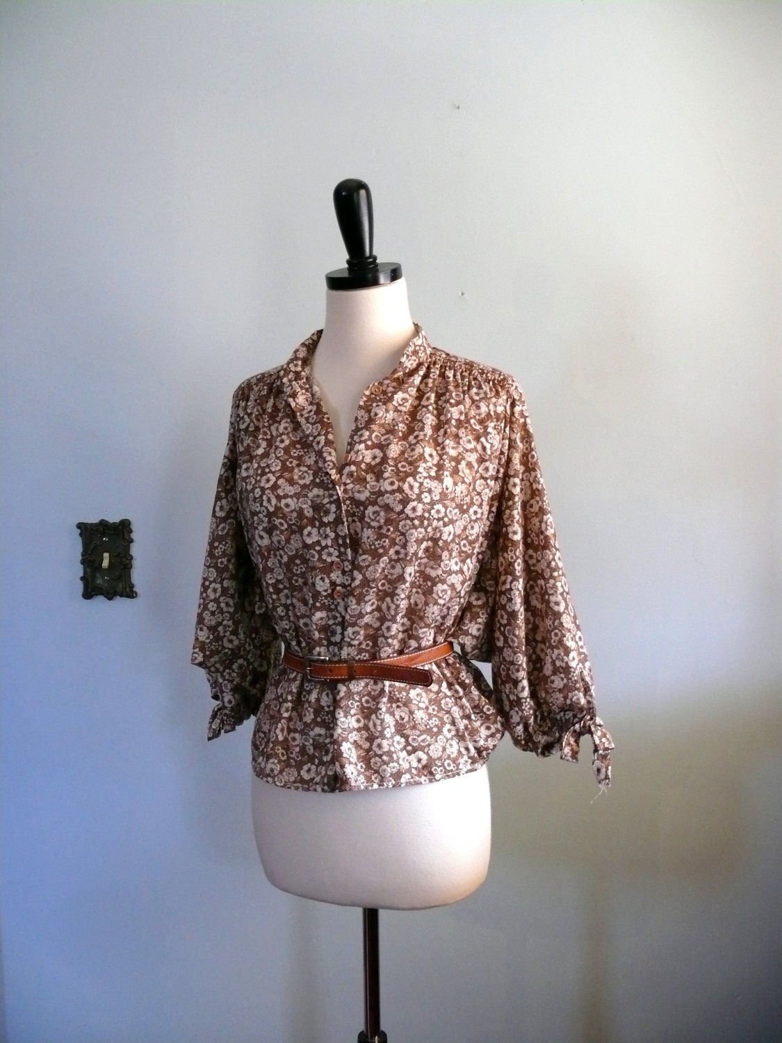 1970s blouse // Brown Floral. boho. tent. top. shirt. smocked. calico. cropped.