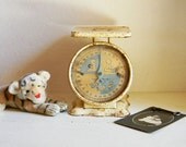 CHIPPY Baby Scale Rusty Crusty PATINA Metal - FARMHOUSE Shabby Cottage Rustic Primitive - Photo Prop - 1950's