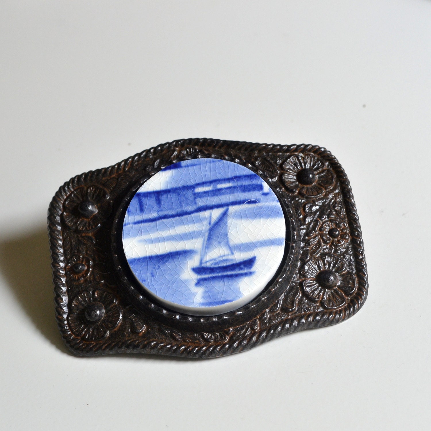 Simple Circle Recycled China Belt Buckle - Vintage Blue Sail Boat