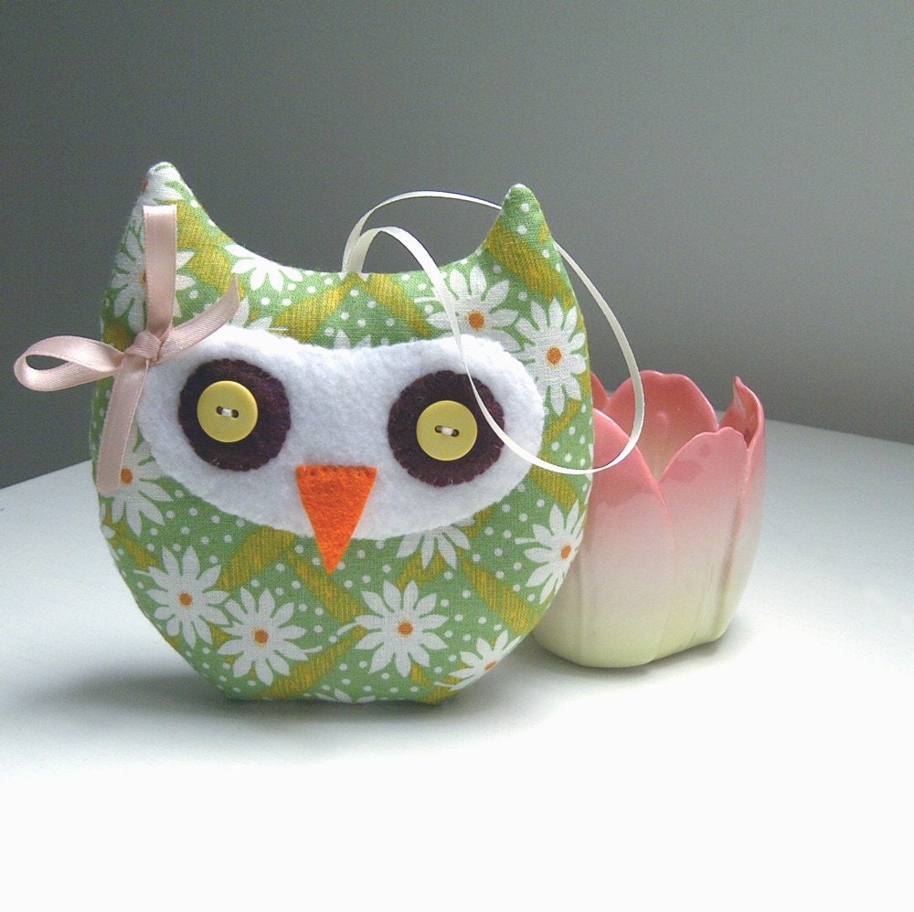 A Beautiful Pea Green Owl.... Lavender Sachet, Scented Home Decor in 30s Style Fabric