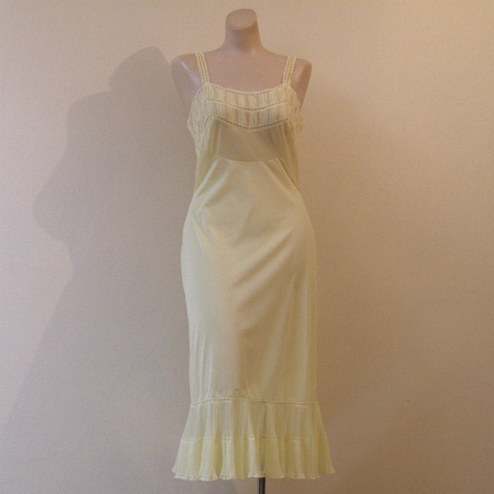 Sweet Yellow Vanity Fair Pleated Full Slip 50s Vintage 34 Small