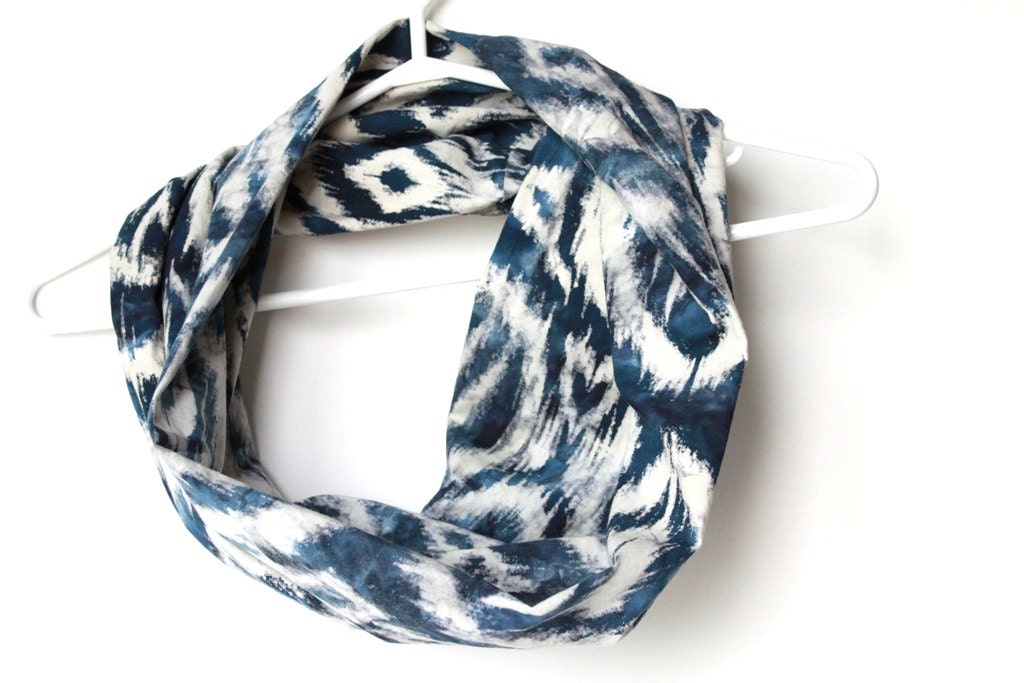 Tribal Ikat Infinity Scarf.  Circle Cowl Scarf. Navy Blue and White Scarf.  Batik Print. Lightweight Cotton. Autumn Fashion.