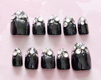 Nails, bling, rock, glam, black, silver, glitters, pointed, oval nails