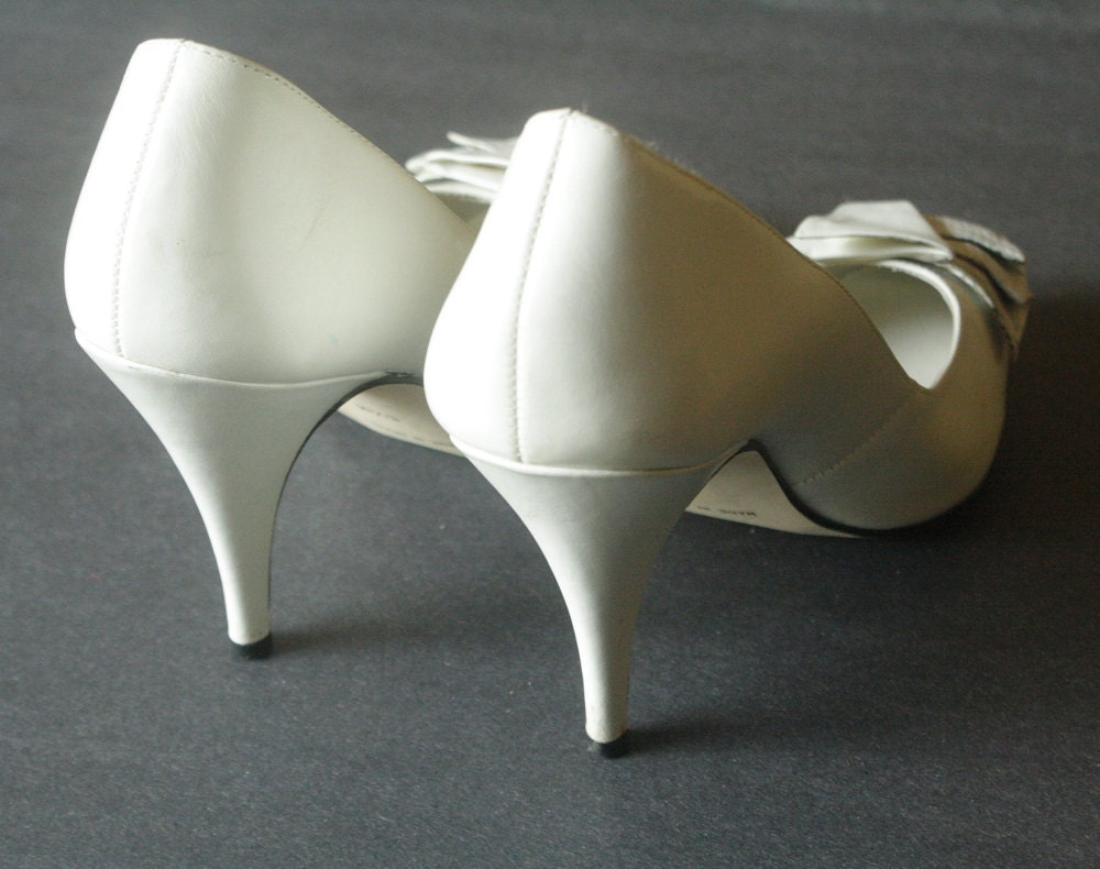white 80s pumps with snakeskin pleat detail sz 5.5