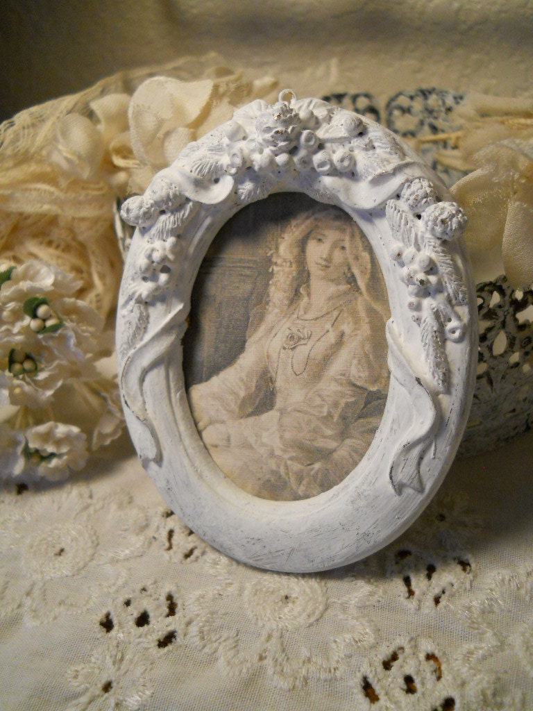 Shabby White Petite Oval Frame Le French Bride